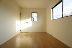 同仕様写真。木目調のシンプルデザインで落ち着きと安らぎの空間に仕上げています。各部屋に収納が完備されているので、お荷物が増えても安心の設計です。