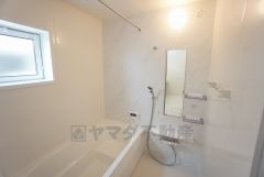 1日の疲れを癒すくつろぎのバスルーム。足を伸ばしてもゆったりと入れるサイズです。お子様と一緒にお風呂に入っても狭くないですね＾＾