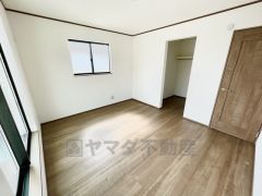 バルコニーに面した陽当たりの良い洋室です＾＾
