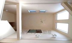 吹き抜け天井はたっぷり光を取り入れてくれるので、一日を通して明るいリビングです＾＾