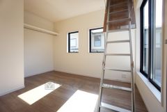バルコニーに面した洋室です。大きな窓からやわらかな陽が差し込む明るいお部屋です。小屋裏収納付き＾＾