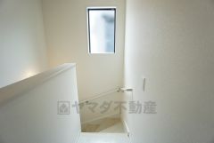 日中でも暗くなりがちな階段には、小窓を配置し採光も考えられたつくり＾＾手摺付きなので安全に上り下りできますね＾＾