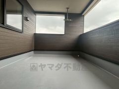 幅広のインナーバルコニーは多少の雨でも洗濯物を守ってくれ、家事を助けてくれること間違いなし。