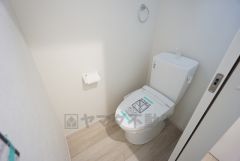 1階2階の2ヶ所にトイレがありますので、忙しい朝にも家族に気を使わず、ゆとりが生まれますね＾＾小窓付きで換気する時に便利です＾＾ 