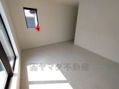 バルコニーに面した日当たりの良い洋室です＾＾