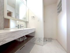 便利な洗面室収納。散らかりがちなバスタオルや清掃用品、化粧品や予備のシャンプー等もきれいに整頓できますね。