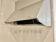 コンロ上には換気扇完備＾＾すぐ横に小窓が設けられているので、換気扇と合わせてWで換気できます＾＾