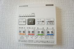 浴室暖房乾燥機には、暖房、乾燥、涼風、換気の4つの機能が付いています。タイマー付きです。換気・雨の日の洗濯も安心です＾＾