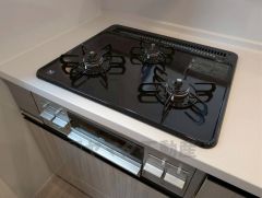 3種類の料理が同時に調理できる、3口ガスコンロ。忙しい夕食の支度時間が短縮できて効率よくお料理が楽しめます。