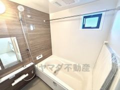 足を伸ばせる浴槽で毎日の疲れを癒しましょう。お子様と入っても十分ゆったりサイズです＾＾