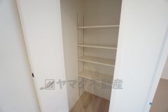 同仕様写真。食品や飲料、調理器具を収納できるパントリー付き。週末に買いだめした食料を楽々収納できます。