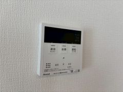 キッチン横からお湯張り、追い炊き、温度調節がボタンで楽々操作できる給湯器リモコンです＾＾忙しい夕飯の準備の時間帯に重宝しますね。