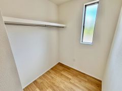 脱衣所にはファミリークロークを完備。選択したものをそのままハンガーにかけて収納できますね＾＾小窓もあり、換気もできますよ