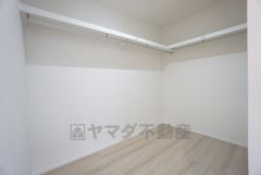 2階には、居室から独立したファミリークローク付き＾＾使用頻度が少ないものは枕棚の上に、足元には3段ボックスを置いて、フル活用できますね＾＾ 