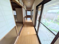 大きな窓から美しい庭を望む、明るく広々とした廊下＾＾