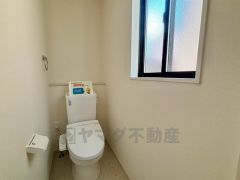 ウォシュレット付きトイレです。1階2階の2ヶ所にトイレがあるので、忙しい朝にもゆとりができますね＾＾