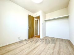 省スペースでも使いやすいオープンクローゼットを設置。見渡しやすく、収納力もしっかり確保しています。