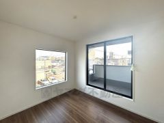 バルコニーに面していて日当たりがよく、寝室としての利用もおすすめです＾＾