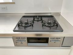 3種類の料理が同時に調理できる、3口ガスコンロ。忙しい夕食の支度時間が短縮できて効率よくお料理が楽しめます。