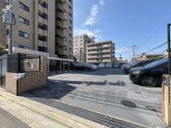 駐車場 平置き駐車場1住戸1台利用可能。