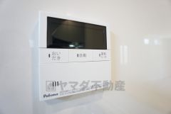 キッチン横から追い炊き、温度調節など楽々操作できる給湯器リモコンです＾＾忙しい夕飯の準備の時間帯に重宝しますね。