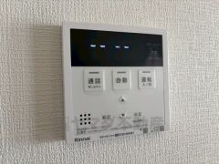 お湯張り、追い炊き、足し湯がボタン一つで楽々操作できる非常に便利な給湯機リモコンです。追い炊きがついていると寒い冬は水道代の節約にもなるので助かりますね