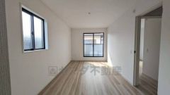 9.5帖の洋室はWIC付きです。すっきりと整理整頓でき気持ちよく過ごせますね＾＾採光もいいお部屋なので日中は電気を付けなくでも過ごせそうです。