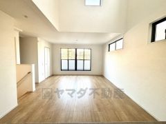 日当たりの良いリビング＾＾TVの配置などを考慮した窓の位置、キッチンに勝手口など、嬉しいポイントが満載