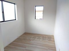 2面採光を確保した明るい室内は、風通しも良く、大変居心地の良い空間となっております。爽やかな風を感じて起きる朝は、快適生活の始まりに。