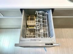 炊事時間を大幅に短縮できる食器洗浄乾燥機付き＾＾食器を洗う手間が減るので家族とのコミュニケーションの時間や自分の時間が増えますね。