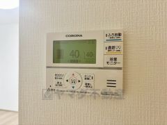 お湯張り、追い炊き、足し湯がボタン一つで楽々操作できる給湯機リモコンです＾＾