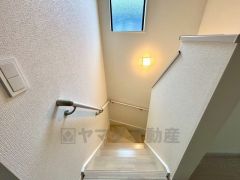 日中でも暗くなりがちな階段には、小窓を配置し採光も考えられたつくり＾＾手摺付きなので安全に上り下りできますね＾＾