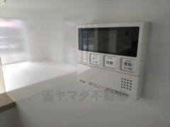 キッチン横から追い炊き、温度調節など楽々操作できる給湯器リモコンです＾＾忙しい夕飯の準備の時間帯に重宝しますね。