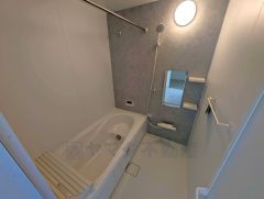 1日の疲れを癒すくつろぎのバスルーム。足を伸ばしてもゆったりと入れるサイズです。お子様と一緒にお風呂に入っても狭くないですね。
