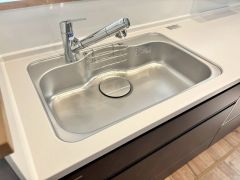 大きなお鍋も楽々洗える幅の広いシンクです＾＾ステンレスシンクなので簡単にお掃除できますよ。洗剤やスポンジもすっきりできる収納付き。
