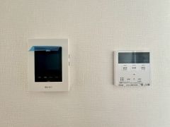 今や必需品となっておりますTVモニター付きインターホンです。録画・再生器のもついており防犯性もばっちりです。キッチン横にありワンタッチで外の方とお話ができますので便利です。