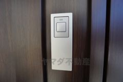かざすだけで開閉できる、タッチキー採用の玄関。お買い物帰りで、両手がふさがってきても簡単に中に入れます＾＾