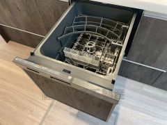 食後の時間にゆとりを与えてくれる食器洗い乾燥機。操作ボタンも上面にあるので、腰をかがめずに操作が楽々。