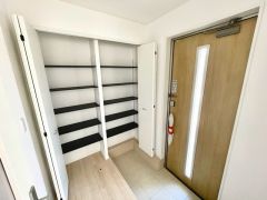 明るい玄関です。たっぷり収納できるシューズボックスが付いています。家族全員の靴がきれいに整頓できます。