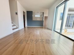 おしゃれなカラーで採光の良いキッチンを中心とした開放的なリビング。お友達や親せきをお招きするのも楽しみです。