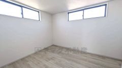 2面採光を確保した爽やかな風を感じて起きる朝は、快適生活の始まりに。窓が高い位置にあるので眩しすぎず快適です。