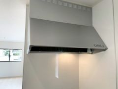 コンロ上には換気扇完備＾＾すぐ横に小窓が設けられているので、換気扇と合わせてWで換気できます＾＾