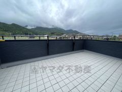 陽当たりの良いバルコニー。十分な広さがあるので一度にたくさんの洗濯物を干すことができます。日光浴をしたり、星を眺めたりも良いですね^^