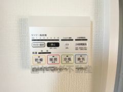 浴室暖房乾燥機には、暖房、乾燥、涼風、換気の4つの機能が付いています。タイマー付きです。換気・雨の日の洗濯も安心です＾＾