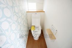 同仕様写真。現況と異なる場合は現況を優先します。ウォシュレット、暖房便座、節電・節水機能など、使い勝手のよい高機能トイレです。