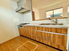 対面式カウンターキッチンでお子様の様子が見守れます。カウンタートップは耐熱性に優れており、日ごろのお掃除もふき取るだけでＯＫ。ステンレスシンクも簡単にお掃除できますよ。