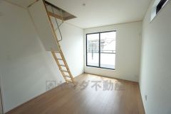 バルコニーに面した陽当たりの良い洋室です＾＾