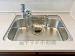 大きなお鍋も楽々洗える幅の広いシンクです＾＾ステンレスシンクなので簡単にお掃除できますよ。洗剤やスポンジもすっきりできる収納付き。