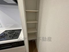 食品や飲料、調理器具を収納できるパントリー付き。