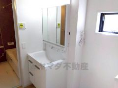 三面鏡にハンドシャワー付きで使いやすい洗面台です＾＾鏡裏と洗面ボウル下に収納付きの洗面台なので、整理整頓ができスッキリと使えます＾＾